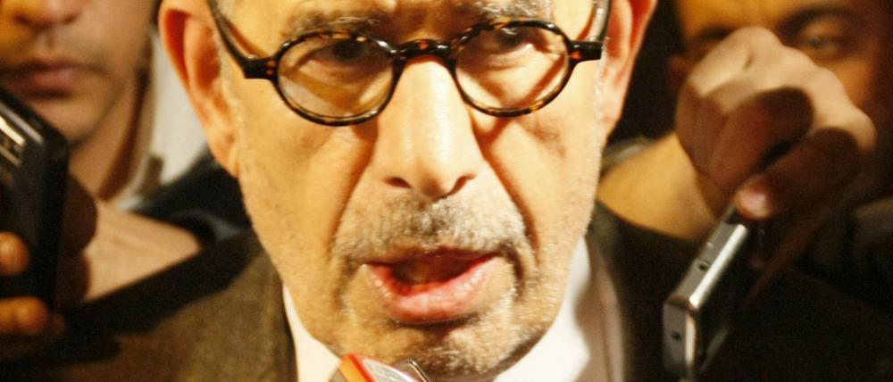 Friedensnobelpreisträger Mohammed el Baradei trifft in Kairo ein. Der frühere Direktor der Internationalen Atomenergiebehörde IAEA, der sich an die Spitze der Protestbewegung stellen will, bietet sich als Chef einer Übergangsregierung an. Ägypten stehe an einem Scheideweg, sagt der 68-Jährige.