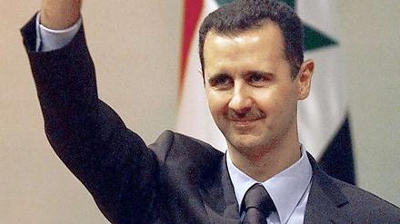 Der syrische Präsident Baschar al-Assad hebt in Damaskus grüßend die Hand (Archivfoto vom 15.08.2006). Die syrische Regierung hat die Einstellung aller Kampfhandlungen ihrer Truppen ab Donnerstagmorgen angekündigt. Sie behalte sich aber das Recht vor, auf eventuelle Angriffe der Rebellen «angemessen zu reagieren», heißt es in einem Schreiben des syrischen Außenministeriums an den Syrien-Sondergesandten Annan. Das teilte Annans Büro am Mittwoch (11.04.2012) in Genf mit. 