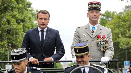 Wie ein stolzer Feldherr fuhr Präsident Emmanuel Macron im Militärfahrzeug über die Champs-Elysées – wurde dabei aber auch ausgepfiffen.