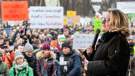 Svenja Schulze (SPD), Bundesumweltministerin, spricht bei einer Protestaktion von Bauern gegen das Agrarpaket der Bundesregierung vor dem Brandenburger Tor.
