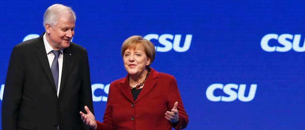 Freundlicher Empfang: Horst Seehofer begrüßt Angela Merkel auf dem CSU-Parteitag in München.