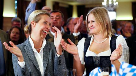 AfD-Parteichefin Alice Weidel (l) and Bayern-Kandidatin Katrin Ebner-Steiner (r).