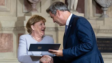 Markus Söder (CSU), Ministerpräsident von Bayern, verleiht Angela Merkel (CDU), frühere Bundeskanzlerin, in der Residenz den Bayerischen Verdienstorden.