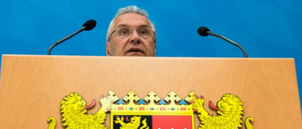 Joachim Herrmann (CSU), Innenminister von Bayern, hat sich gegen den "Spurenwechsel" ausgesprochen, der abgelehnten Asylbewerbern mit Arbeitsplatz einen Verbleib in Deutschland ermöglichte.