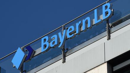 Das Logo der BayernLB am Hauptsitz des Unternehmens in München.