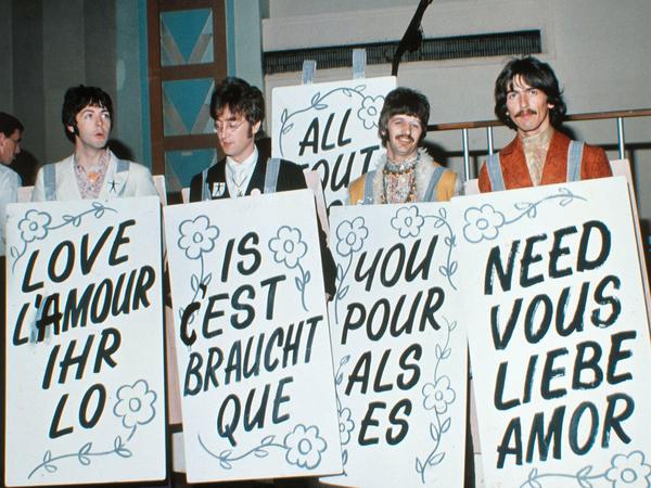 Globale Botschaft, aber auf britische Art: 1967 brachten die Beatles "All You Need is Love" heraus. 