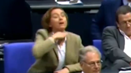Geste von Beatrix von Storch während der Bundestagsdebatte 
