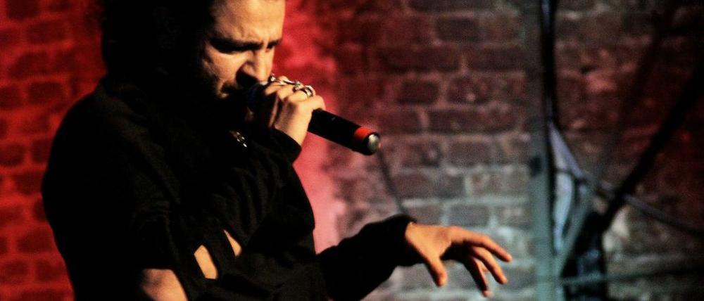 Rapper Najafi will sich trotz Todesdrohungen aus Iran den Mund nicht verbieten lassen.