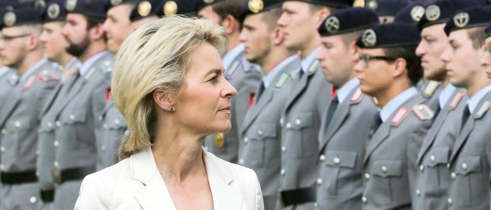 Zu wenig Ausrüstung, zu viel Bürokratie. Bundesverteidigungsministerin Ursula von der Leyen (CDU) bei der Bundeswehr.