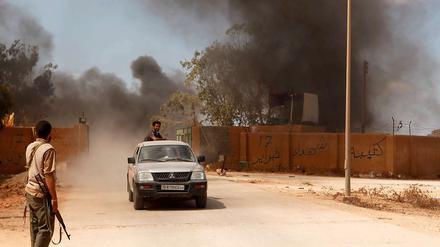 Ein Stützpunkt der Rafalla al-Sihati Brigade, die Teil der libyschen Armee ist, wird von Demonstranten angegriffen. 