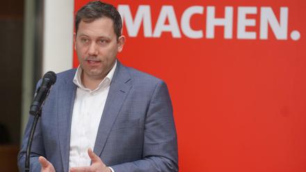 Der Bundesvorsitzende der SPD Klingbeil spricht zu Beginn einer Klausur des SPD-Parteivorstandes im Willy-Brandt-Haus.