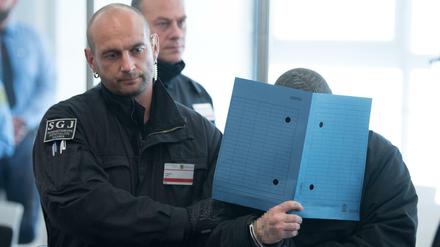 Ein Angeklagter wird am ersten Prozesstag in den Verhandlungssaal in Dresden geführt. 