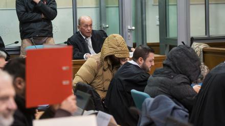 Die Angeklagten warten mit ihren Verteidigern auf den Anfang des Prozesses vor dem Landgericht Wuppertal. 
