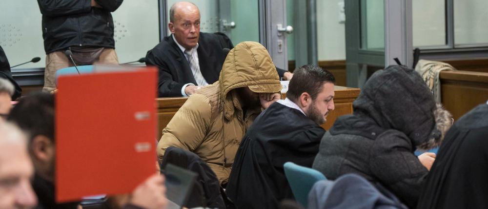 Die Angeklagten warten mit ihren Verteidigern auf den Anfang des Prozesses vor dem Landgericht Wuppertal. 