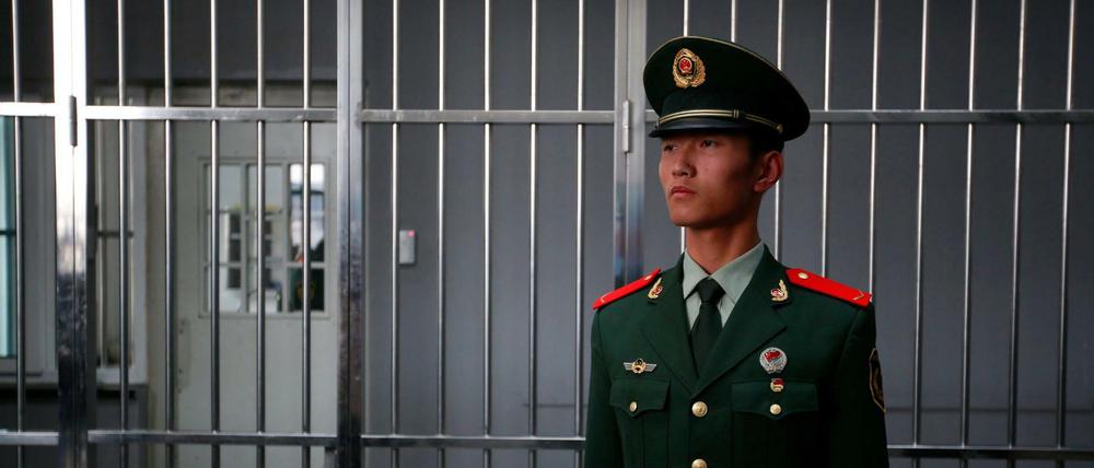 Wärter in einem Gefängnis in Peking (Archivbild vom 25. Oktober 2012) 