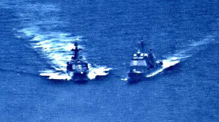 Auf diesem Videostandbild ist ein russischer Zerstörer (l) zu sehen, der sehr nahe an den amerikanischen Lenkwaffenkreuzer «USS Chancellorsville» herankommt. 