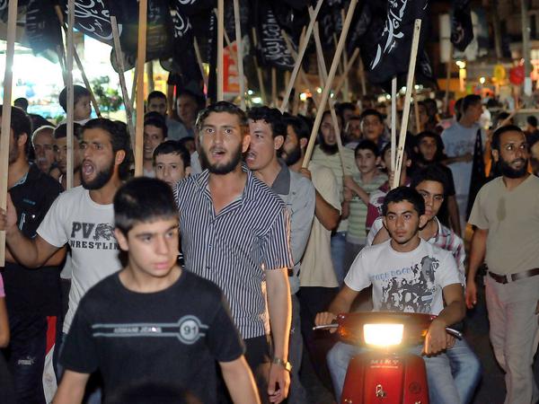 Libanesische und syrische Sunniten demonstrieren in Libanon gegen das Regime von Präsident Assad. 
