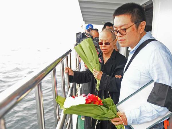 Offizielles Foto der Regierung: Liu Xiaobos Witwe Liu Xia bei der Seebestattung 