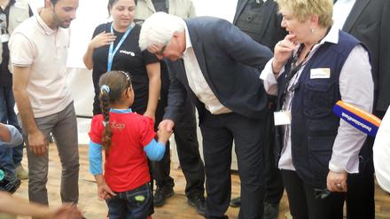 Außenminister Steinmeier im Mai mit einem Flüchtlingskind im libanesischen Bekaa-Tal