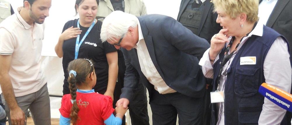 Außenminister Steinmeier im Mai mit einem Flüchtlingskind im libanesischen Bekaa-Tal