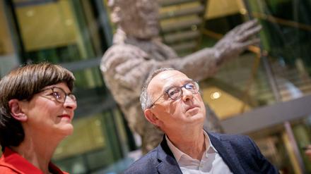Norbert Walter-Borjans und Saskia Esken geben nach der Bekanntgabe des Ergebnisses der Abstimmung zum SPD-Vorsitz im Willy-Brandt-Haus vor der Statue von Willy Brandt ein Interview.