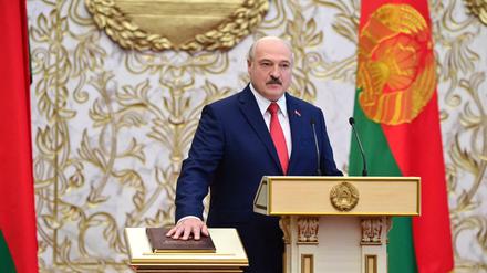 Mit der Hand auf der Verfassung erklärt sich Alexander Lukaschenko zum Präsidenten von Belarus.
