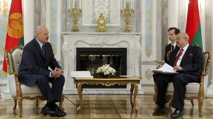 OSZE-Generalsekretär Lamberto Zannier (r., im Gespräch mit dem weißrussischen Diktator Alexander Lukaschenko) bezeichnet die Auseinandersetzung in der Ukraine als "hybriden Konflikt". 