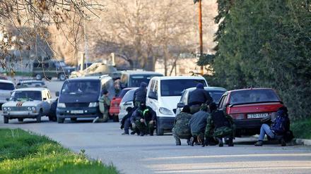 Pro-russische Militärkräfte verschanzen sich am Samstag beim Angriff auf die Militärbasis Belbek hinter Autos.