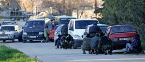 Pro-russische Militärkräfte verschanzen sich am Samstag beim Angriff auf die Militärbasis Belbek hinter Autos.