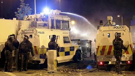 Die nordirische Polizei brachte Wasserwerfer gegen die Randalierer in Stellung.