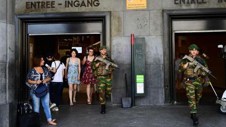 Schwerbewaffnete Soldaten bewachen den Hauptbahnhof in Brüssel.