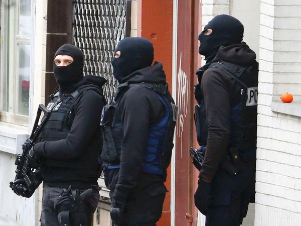 Belgische Polizisten während des Großeinsatzes in Molenbeek am Montag.