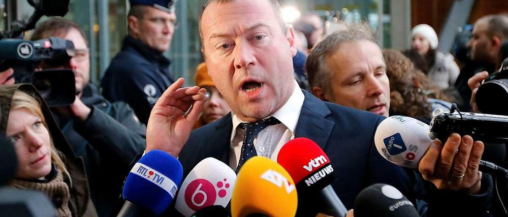 Der Vater eines islamistischen Angeklagten in Belgien spricht vor dem Gerichtsgebäude zur Presse.