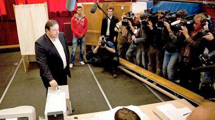 Gewinner in Flandern. Bart De Wever, Vorsitzender der flämischen Nationalisten, gibt am Sonntag Vormittag in Antwerpen seine Stimme ab.