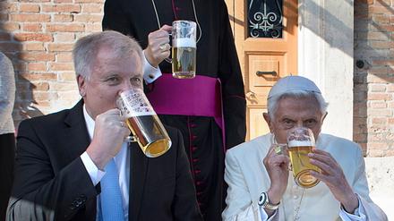Auf ein Bier mit Benedikt. Seehofer gratulierte zu Ostern in Rom dem ehemaligen Papst zum Geburtstag