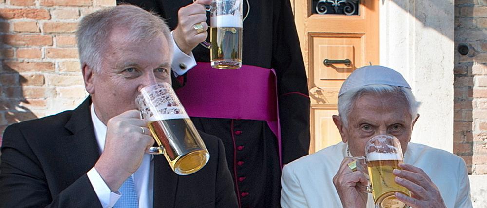 Auf ein Bier mit Benedikt. Seehofer gratulierte zu Ostern in Rom dem ehemaligen Papst zum Geburtstag
