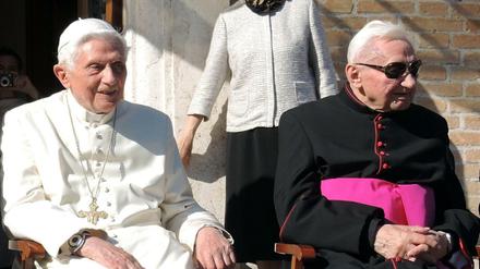 Das war 2017: Der emeritierte Papst Benedikt XVI. (l) und sein Bruder Georg Ratzinger in den Vatikanischen Gärten. Benedikt XVI. ist in Bayern, um seinen kranken Bruder zu besuchen. 