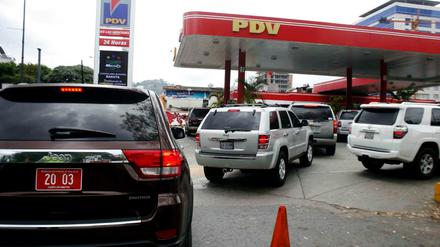 Benzin ist knapp in Venezuela. Oft müssen die Autofahrer stundenlang an den Tankstellen warten. 