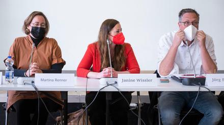 Linke in Beratung: Martina Renner, Bundestagsabgeordnete, Janine Wissler, Bundesvorsitzende, und Jörg Schindler, Bundesgeschäftsführer
