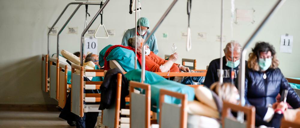 Therapie dicht an dicht - in einem Krankenhaus der besonders betroffenen Stadt Bergamo. Vor allem Personal fehlt.