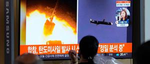 Südkoreanischer TV-Bericht über einen Raketentests Nordkoreas (Archivbild vom 28.09.2021)