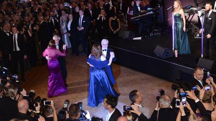 Der Eröffnungswalzer tanzt traditionell der Bundespräsident. Er gehört zur kleinen Schar der Gäste mit Ehrenkarten. 