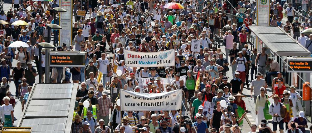 Corona-Leugner demonstrieren am 1. August in Berlin. Der Polizist, der die Versammlung auflöste, wurde von der Szene massiv bedroht. 