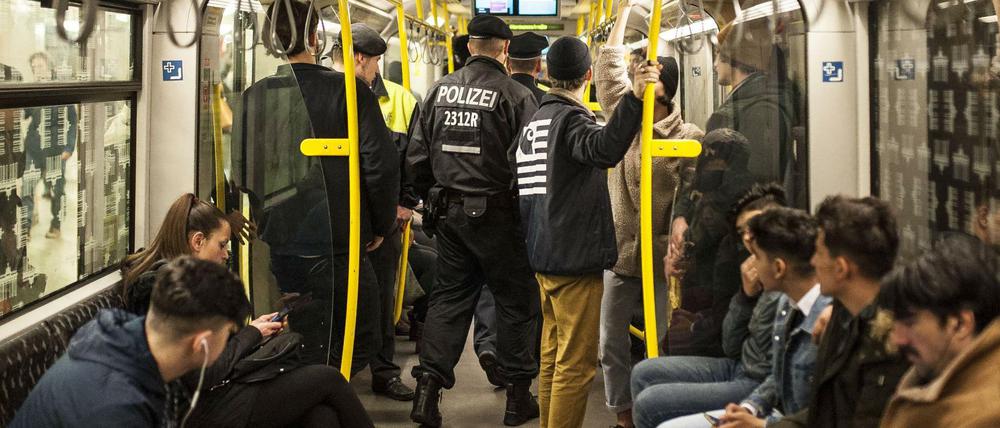 In Berlin läuft Personal von BVG und Polizei wieder gemeinsam Streife.