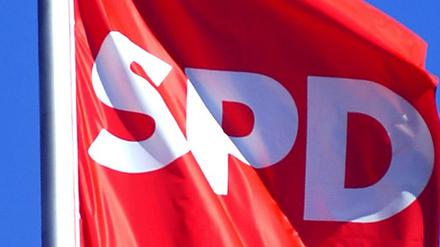 Fröhlich im Wind? Die SPD-Fahne auf dem Dach der SPD Zentrale in Berlin. 