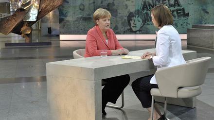 Bundeskanzlerin Angela Merkel (l, CDU) und ZDF-Moderatorin Bettina Schausten beim ZDF-Sommerinterview 