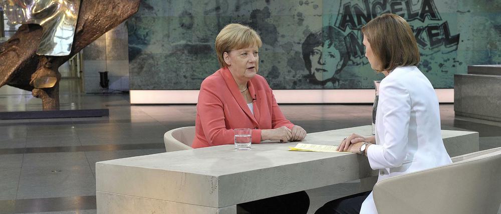 Bundeskanzlerin Angela Merkel (l, CDU) und ZDF-Moderatorin Bettina Schausten beim ZDF-Sommerinterview 