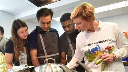 Diversity-Tag mit Workshops bei Siemens: Auszubildende und Studierende kochen gemeinsam.