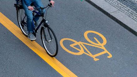 Mehr Schutz für Fahrradfahrer leicht möglich - durch Radwege und Abbiegeassistenten. 