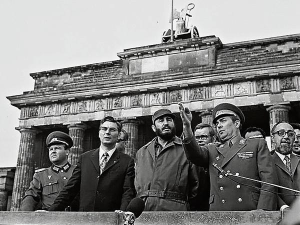 Bei Castros Besuch 1972 in Ost-Berlin war ein Abstecher zum Brandenburger Tor obligatorisch.